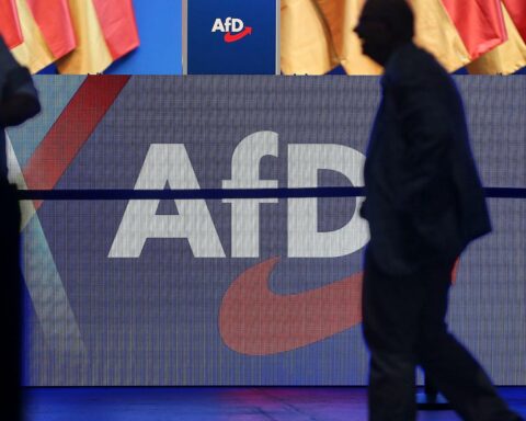 AfD-Logo vor Hintergrund von politischen Diskussionen über Verbote und rechtsextreme Tendenzen in Deutschland.