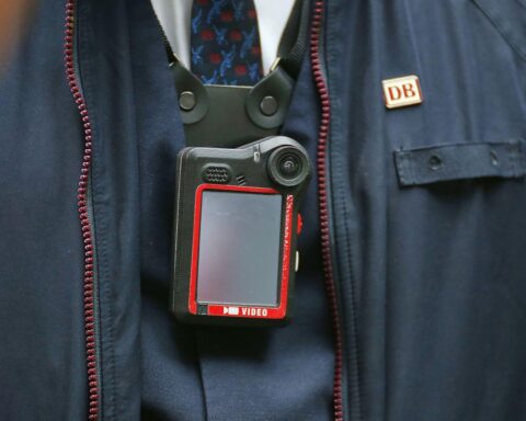 Schaffner mit Bodycam im Zug, zur Verbesserung der Sicherheit für Reisende und Mitarbeiter.