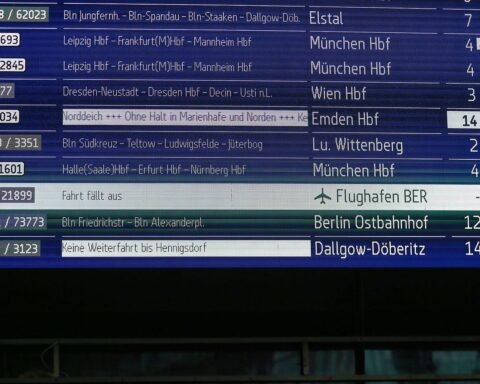 Anzeigetafel der Deutschen Bahn mit digitalen Informationen zu Reiseverbindungen und Status.