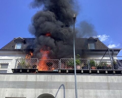Feuerwehr löscht Balkonbrand in Bochum-Dahlhausen: Flammen greifen auf Fassade und Wohngebäude über (Archivfoto).