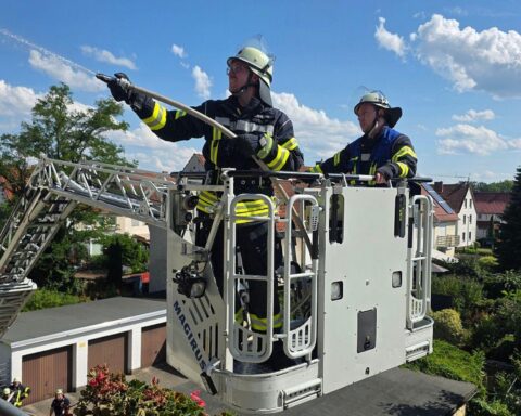 Feuerwehr Celle löscht Balkonbrand in Celle; Einsatzkräfte führen Nachlöscharbeiten mit Drehleiter durch.