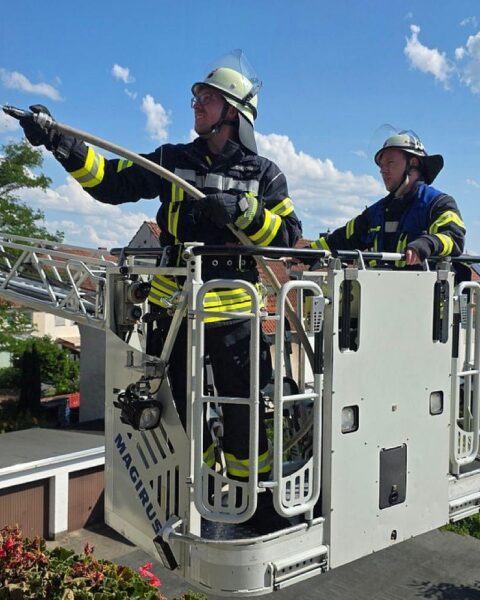 Feuerwehr Celle löscht Balkonbrand in Celle; Einsatzkräfte führen Nachlöscharbeiten mit Drehleiter durch.