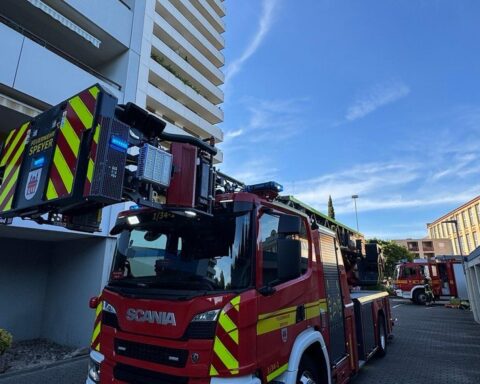 Balkonbrand in der 14. Etage: Feuerwehr im Einsatz, Blumenkübel brennt, glücklicherweise keine Verletzten.