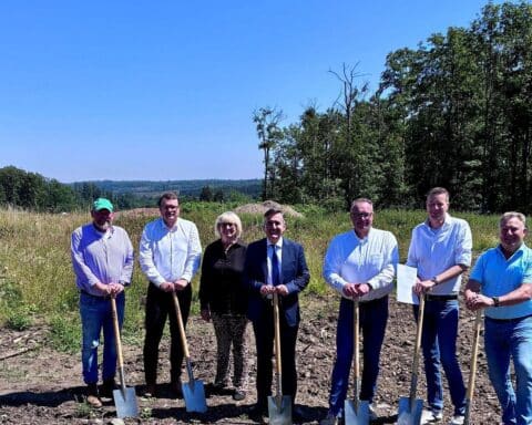 Baugenehmigung für Ferienresort: Politiker und Architekten bei Projektvorstellung in der Natur.
