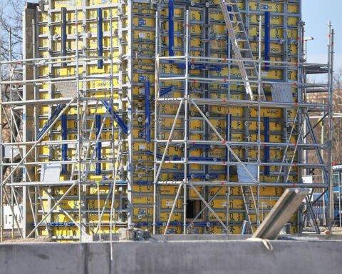 Bautenzubehör, Arbeiter auf Baustelle, steigende Rohbaukosten und Bauarbeiten in Nordrhein-Westfalen.
