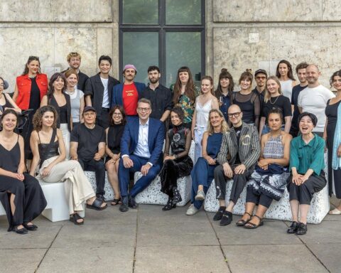 Markus Blume mit Preisträgern im Haus der Kunst München, während die Bayerischen Atelierpreise verliehen werden.