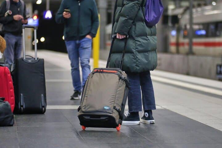 Reisende an einem Bahnsteig der Deutschen Bahn in München; Bayern fordert Fernverkehrsschutz im Bundesrat.