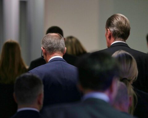 Friedrich Merz und Mathias Döpfner beim Treffen; Journalismus und Glaubwürdigkeit in der Diskussion.