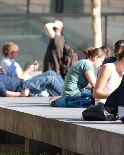 Junge Studierende vor einer Universität (Archiv), Thema: Wohnformen, Anreise und Mobilität.