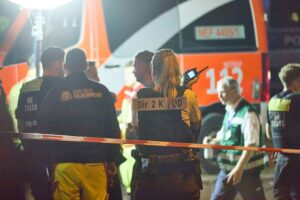 Kleintransporter rast beim CSD in die Menschenmenge im Berliner Tiergarten; Ermittlungen nach mutmaßlichem Täter laufen.