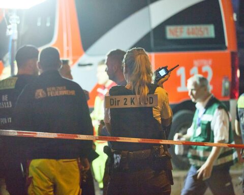 Kleintransporter rast beim CSD in die Menschenmenge im Berliner Tiergarten; Ermittlungen nach mutmaßlichem Täter laufen.