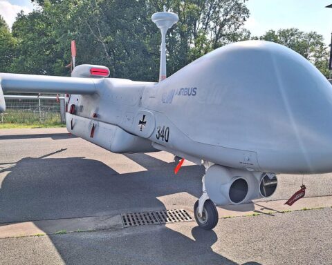 Drohne Heron TP über militärische Landschaft, symbolisiert Deutschlands Beitrag zur Nato-Sicherheit.