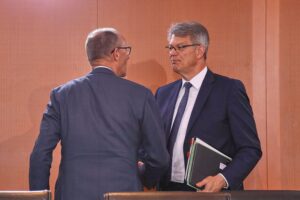 Friedrich Merz und Patrick Schnieder im Archivfoto, während ein weiterer Kabinettsumbau berichtet wird.