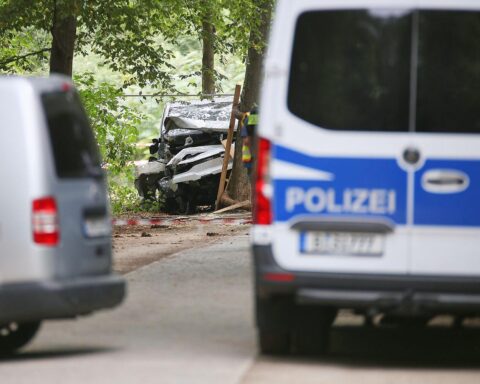Polizeilicher Tatort im Berliner Tiergarten nach einer tödlichen CSD-Attacke, Fahrzeug und Verletzte.