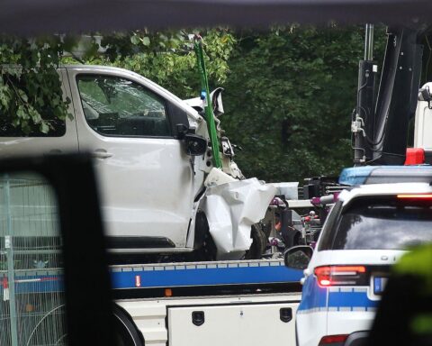Polizei- und Einsatzkräfte am Tatort nach CSD-Todesfahrt: Großer Tiergarten, Ermittlungen im Umfeld eines Vans.
