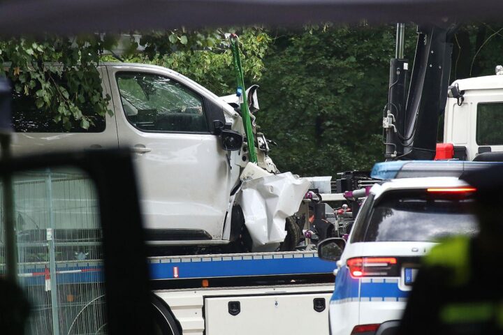 Polizei- und Einsatzkräfte am Tatort nach CSD-Todesfahrt: Großer Tiergarten, Ermittlungen im Umfeld eines Vans.