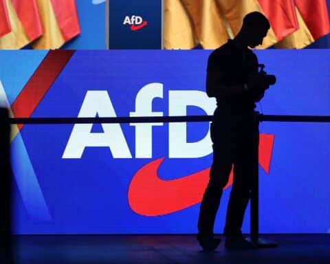 AfD-Logo vor Hintergrund deutscher Politik: Debatte um Pistorius’ geplantes Verbotsverfahren gegen die AfD.