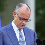 Friedrich Merz bei Pressekonferenz in Berlin, während Kabinettsumbildung wegen Verkehrsminister-Nachfolge stockt.