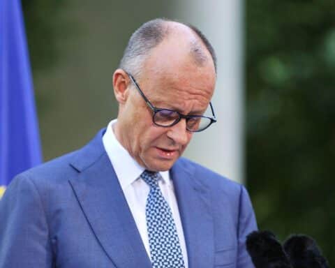 Friedrich Merz bei Pressekonferenz in Berlin, während Kabinettsumbildung wegen Verkehrsminister-Nachfolge stockt.
