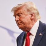 Donald Trump (Archiv) bei der Rückreise vom Nato-Gipfel, flankiert von Sicherheitsbedenken und möglichem Iran-Angriff.