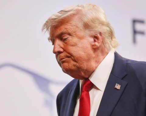 Donald Trump (Archiv) bei der Rückreise vom Nato-Gipfel, flankiert von Sicherheitsbedenken und möglichem Iran-Angriff.