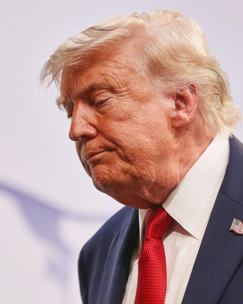 Donald Trump (Archiv) bei der Rückreise vom Nato-Gipfel, flankiert von Sicherheitsbedenken und möglichem Iran-Angriff.
