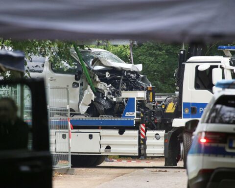 Tatort nach Todesfahrt beim CSD: Polizei am Einsatzort im Berliner Tiergarten, mutmaßlicher Täter getötet.