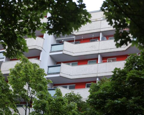 Ein modernes Wohnhaus in Berlin, symbolisch für den angespannten Wohnungsmarkt und Mieterschutz.