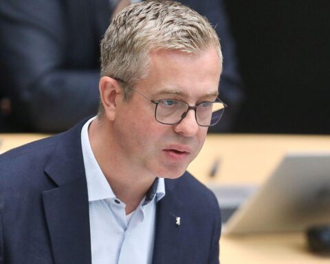 Stefan Evers, CDU-Spitzenkandidat für Abgeordnetenhauswahl, im Porträt mit Berliner Hintergrund.