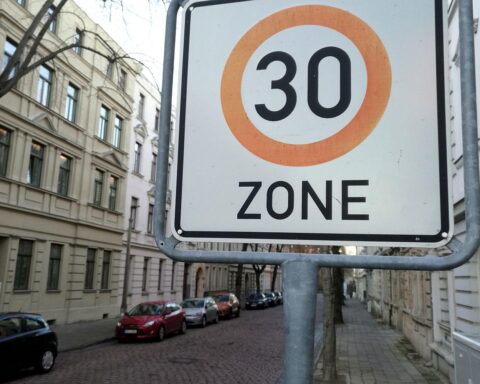 Richter urteilen: Tempo-30-Zone an Schulwegen ist rechtmäßig; Kinder sollen auf sicheren Wegen geschützt werden.