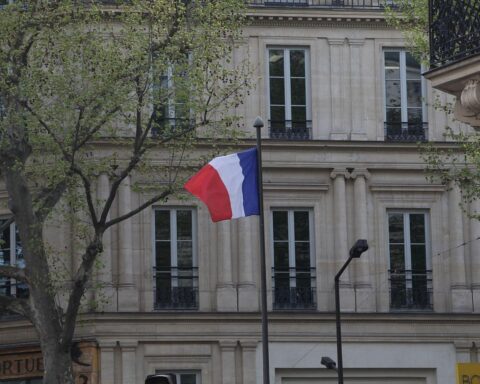 Französische Fahne, Gerichtssaal-Szene, Marine Le Pen, politische Spannungen, Rechtsstreit um EU-Gelder.