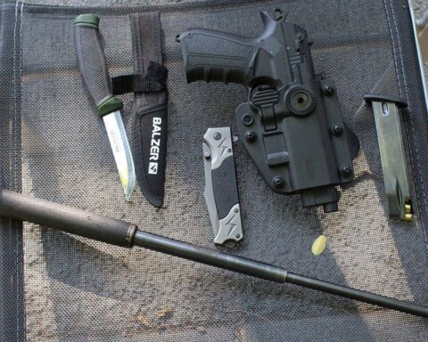 Beschlagnahmte Waffen und Messer im Auto, darunter Schreckschusspistole, Schlagstock und Einhandmesser.