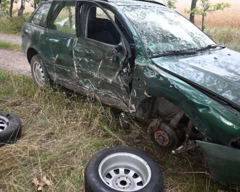 Verunfallter Audi von der Straße abgekommen, gegen Baum geprallt; Polizei Stendal (Archivfoto).