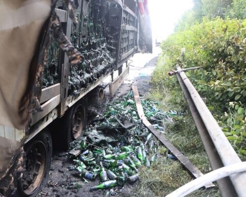 Brennender Sattelauflieger mit Bierkisten, Feuerwehr im Einsatz, starker Verkehrsstau auf Autobahn.