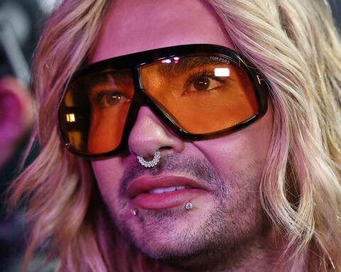Bill Kaulitz in nachdenklicher Pose, umgeben von schaurigen Traum-Symbolen und Dunkelheit.