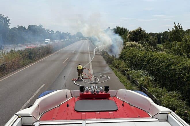 Böschungsbrand auf der A57 bei Moers