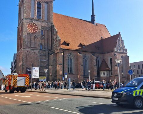Geräumtes Rathaus Dessau während eines Polizeieinsatzes nach Bombendrohung, etwa 500 Personen evakuiert.