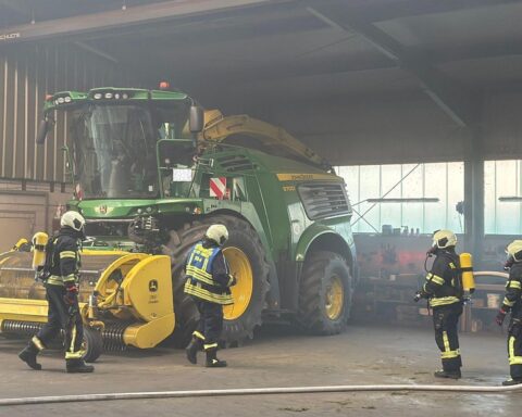 Feuerwehr im Einsatz bei Schmorbrand in Maschinenhalle bei Aurich-Middels, Rauch und Brandbekämpfung.