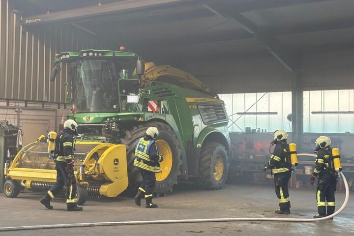 Feuerwehr im Einsatz bei Schmorbrand in Maschinenhalle bei Aurich-Middels, Rauch und Brandbekämpfung.