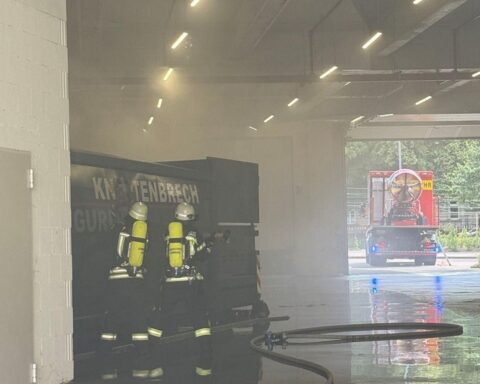 Feuerwehr im Einsatz, rauchende Papierpresse, Einsatzfahrzeuge und Belüftungsgeräte in Offenburg.