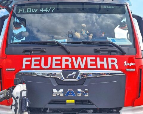 Feuerwehr im Einsatz: brennendes Mülllager/Brand in Bunkeranlage in den Bremer Industriehäfen, starke Rauchwolke.