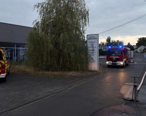 Brand in leerstehendem Gewerbeobjekt, Feuerwehr im Einsatz, Anwohner alarmieren schnell.