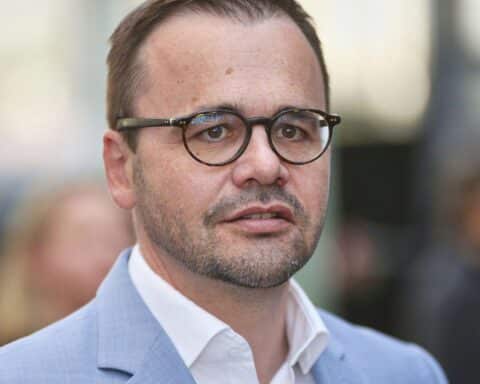 Brandenburgs Innenminister Jan Redmann in Cottbus, verurteilt rechtsextreme Brandanschläge mit Entschlossenheit.