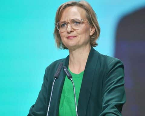 Franziska Brantner spricht leidenschaftlich über Pragmatismus und Kompromissfähigkeit in der Politik.