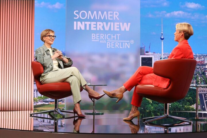 Franziska Brantner und Anna Engelke bei einem Auftritt, Foto vom 19.07.2026, dts.