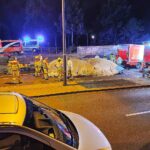 Rotes Einsatzauto rammt bei Berliner CSD eine Menschenmenge; Polizei und Absperrungen nach der Todesfahrt.