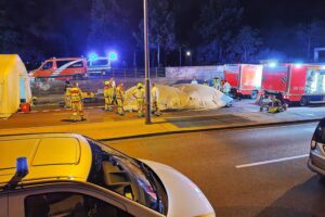 Rotes Einsatzauto rammt bei Berliner CSD eine Menschenmenge; Polizei und Absperrungen nach der Todesfahrt.