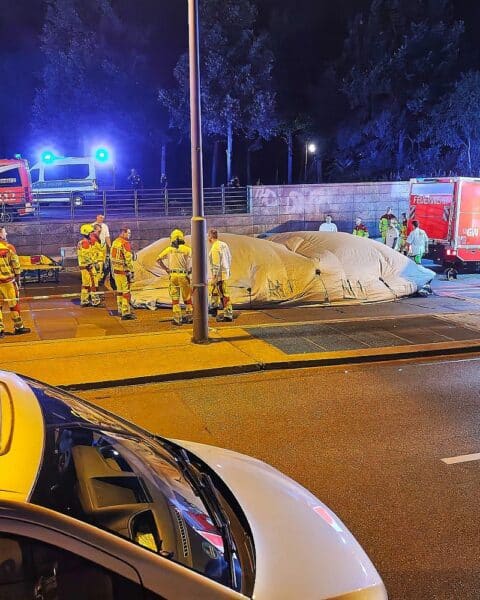 Rotes Einsatzauto rammt bei Berliner CSD eine Menschenmenge; Polizei und Absperrungen nach der Todesfahrt.