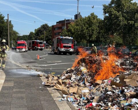 Brennendes Müllfahrzeug, Feuerwehr beim Löschen, Einsatz auf der Rheinberger Straße in Moers.