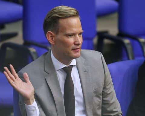 Hendrik Streeck fordert höhere Tabaksteuer: Preis als Hebel gegen Rauchen und für Gesundheitsschutz.